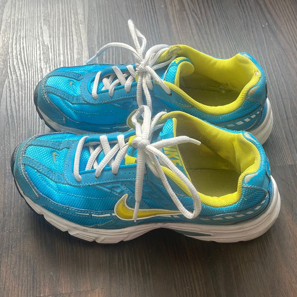 Slightly worn Nike sneakers size 6.5